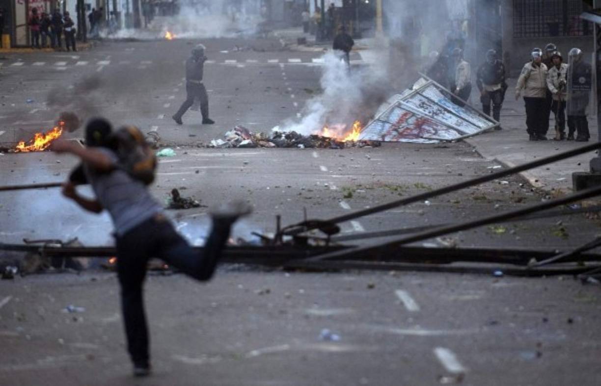 Venezuela es el país más violento de América Latina, según el Indice Internacional de Seguridad y Policía. Ubicado en el lugar 119 de 127 países evaluados, 'la situación de seguridad interna en Venezuela se está degradando, sabemos que es probable que la tasa de homicidios suba significativamente y pensamos que ahora es de 50 por cada 100.000 habitantes, lo que es increíblemente elevado', dijo el director de investigación del Instituto para la Economía y la Paz, Daniel Hyslop.