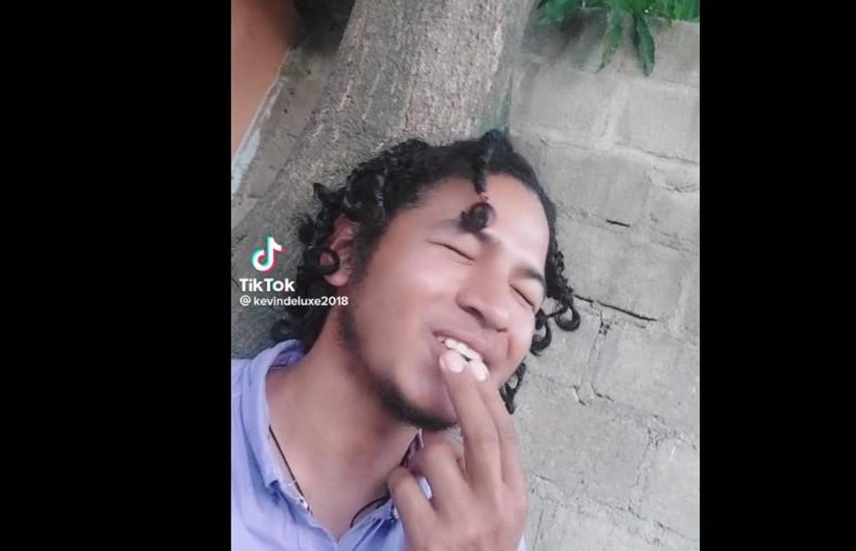 Debido al accionar del hombre, la gente lo ha acusado de cometer un delito, aunque algunos creen que se trata de una broma de mal gusto.