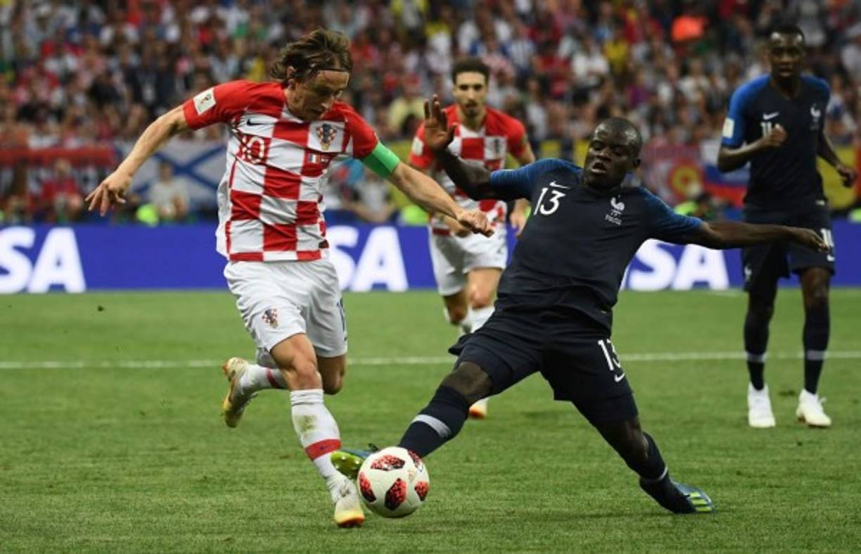 Mientras crecía, junto con él también lo hacían sus sueños de ser futbolista en el club barrial Pateu. Una vez reveló que un entrenador le dijo que tenía futuro como jugador de rugby tras verlo realizar un tackle, pero su pasión por el fútbol pudo más.