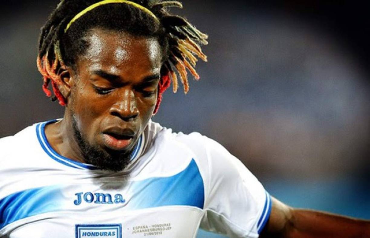 Su destacada participación en la eliminatoria a Sudafrica le otorgaron su convocatoria al Mundial donde jugó dos de los tres partidos de la fasee grupos.