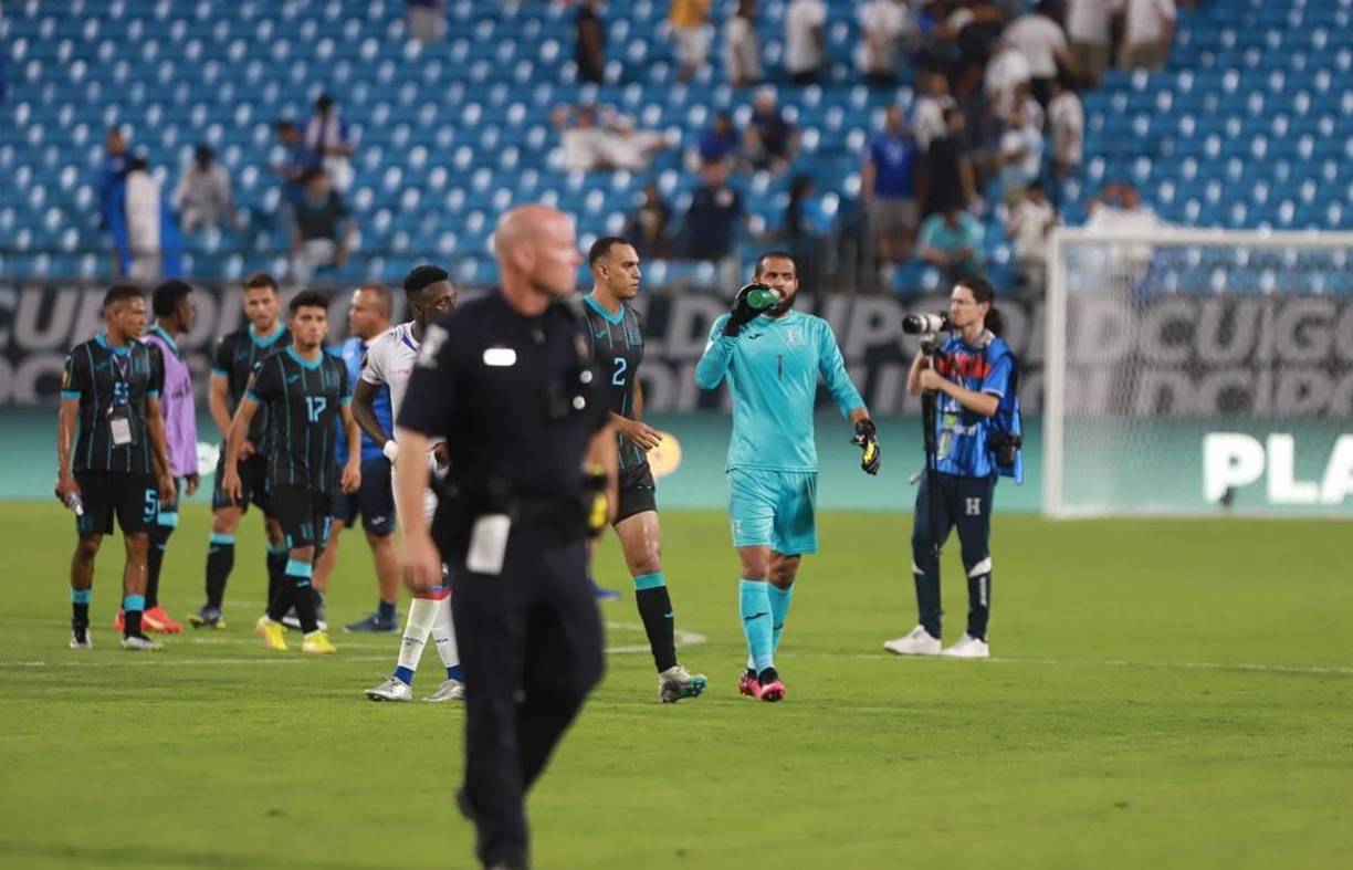 Los jugadores de la Selección de Honduras salieron cabizbajos y tristes del campo tras conocer el resultado del partido México 0-1 Qatar que los dejó eliminados de la Copa Oro 2023.