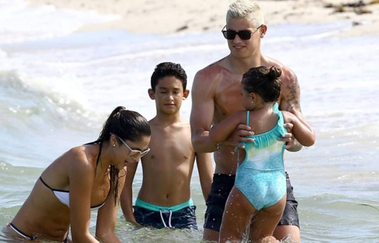 Italian referee Paolo Valeri (Rear) and staff call for medics after Napoli's Colombian goalkeeper David Ospina (Bottom) lost consciousness after sustaining a head injury during the Italian Serie A football match Napoli vs Udinese at the San Paolo stadium in Naples. (Photo by Carlo Hermann / AFP)