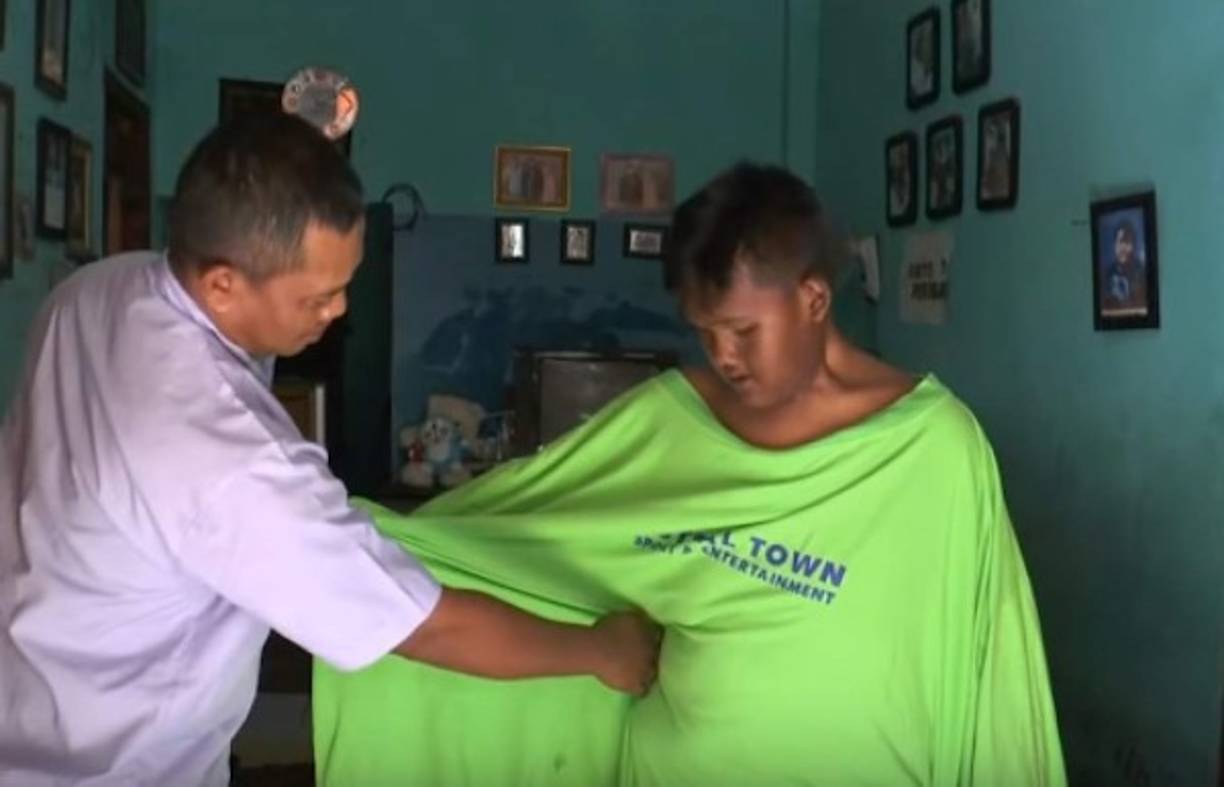 En las imágenes difundidas se puede apreciar como su familia compara la ropa que usaba antes.