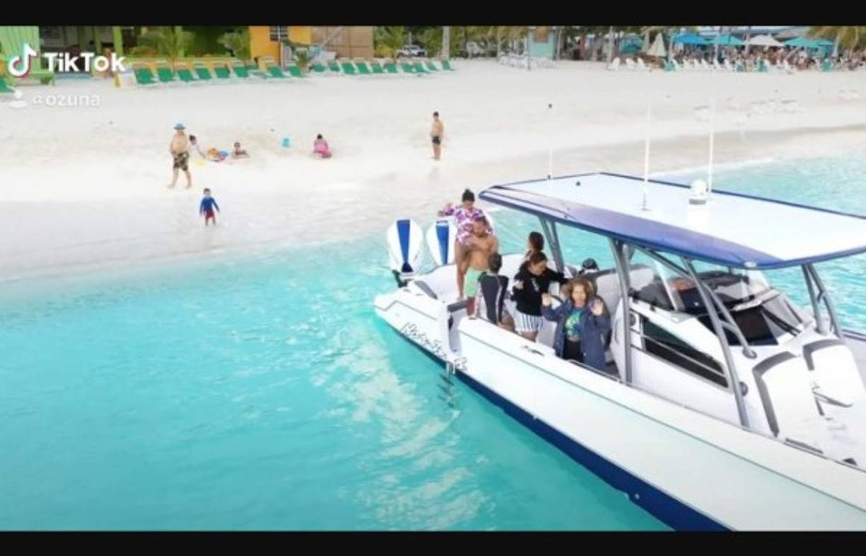 “El negrito de los ojos claros”, como se autodenomina, dijo el lunes que estaba en aislamiento por una gripe y pidió a sus fans que rezaran por él 'para que no sea el corona'. Sin embargo Ozuna, parece no tener claro lo que es cuarentena, ya que el 17 de marzo compartió lo que parecía una salida en familia a la playa.