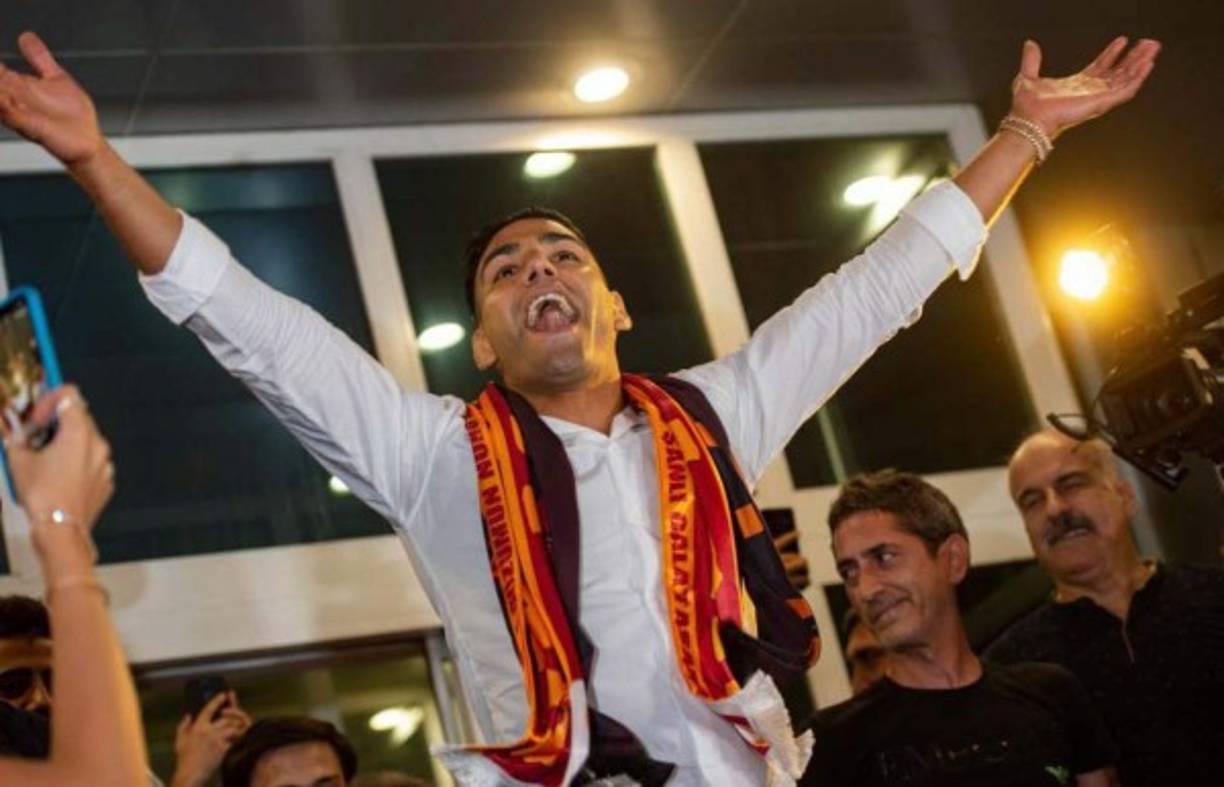 El delantero colombiano Radamel Falcao fue recibido por una multitud a su llegada a Estambul. El delantero colombiano deja el Mónaco para comprometerse con el Galatasaray. Llega en calidad de cedido.