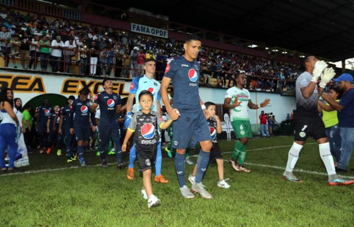 Los equipos de Juticalpa y Motagua saliendo a la cancha del estadio Juan Ramón Brevé Vargas.