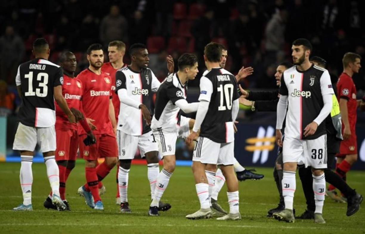 Cristiano Ronaldo le tiró una patada al aficionado que lo agarró del cuello para tomarse un selfie.