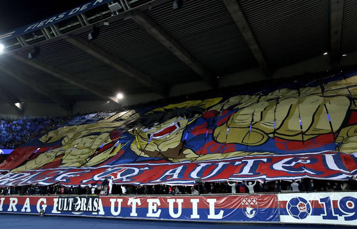 Los ultras del PSG mostraron una enorme tifo del personaje Monkey D. Luffy de la serie manga ‘One Piece’.