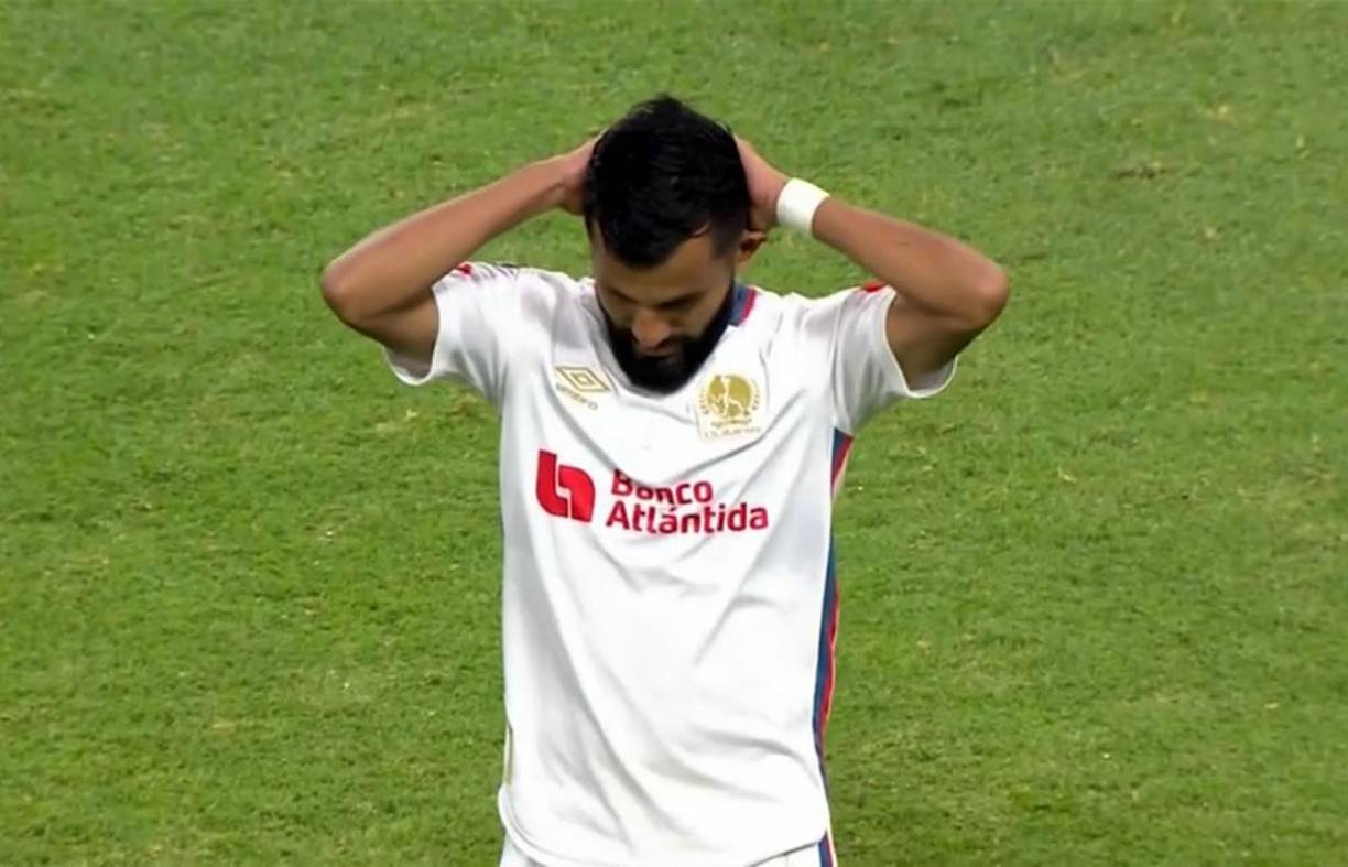 Jorge Álvarez se lamenta tras la gran salvada del portero colombiano Camilo Vargas.