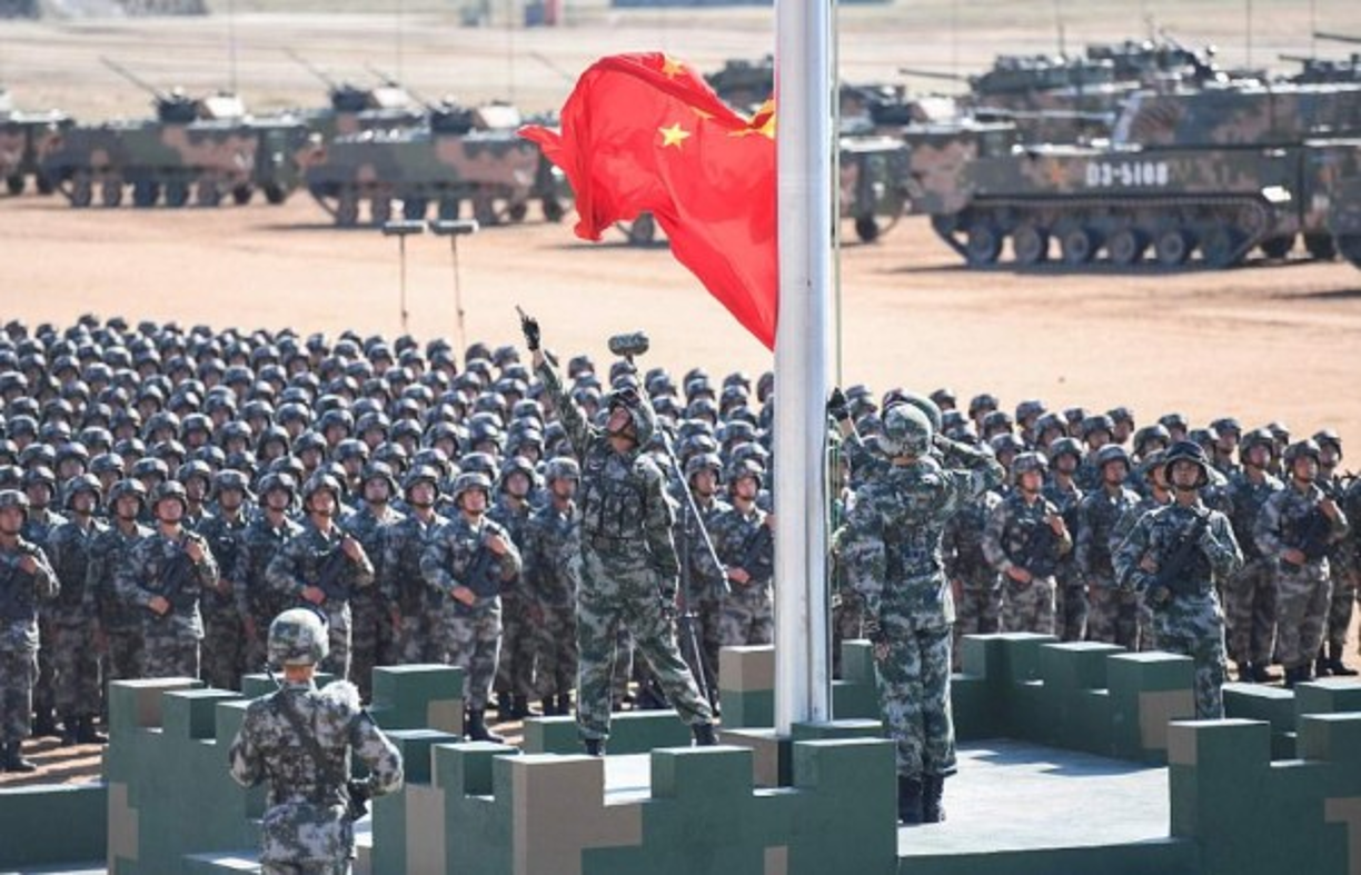 En un discurso pronunciado frente a sus tropas, Xi Jinping llamó al ejército a acatar 'la dirección absoluta' del Partido Comunista Chino (PCC) y a mantenerse listo para 'derrotar a cualquier invasor' potencial. 'El mundo no está totalmente en paz', declaró. 'Más que en ningún otro momento de la historia, tenemos que construir un poderoso Ejército Popular'.