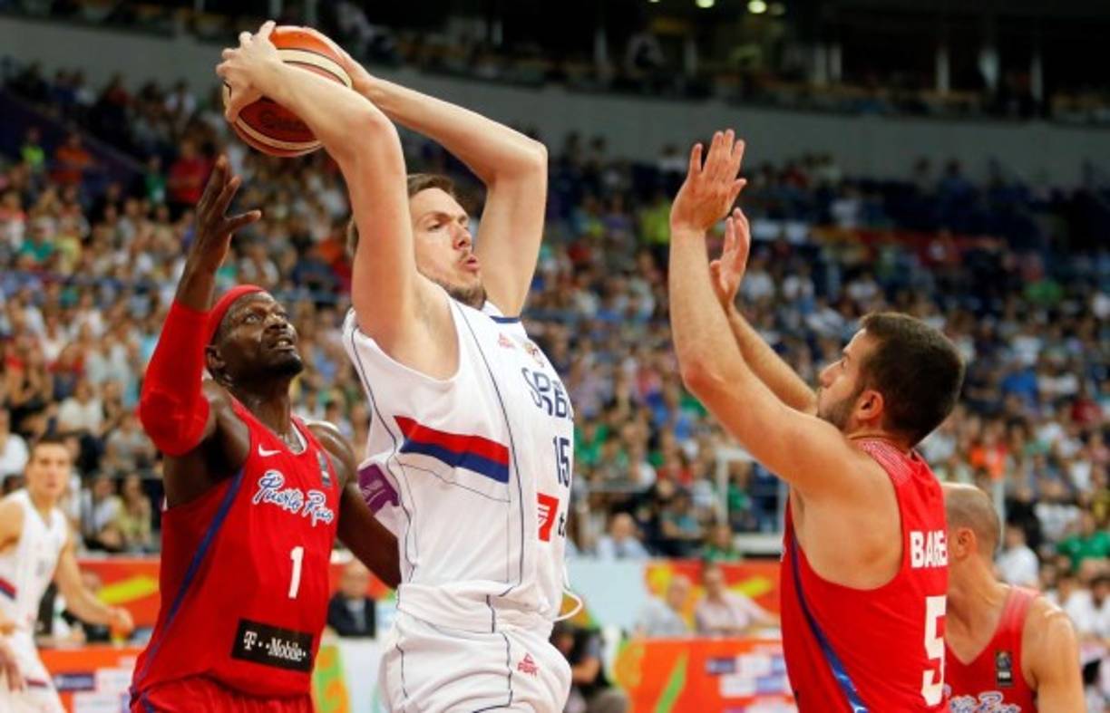 GLENDALE, AZ - SEPTEMBER 01: Wide receiver Jordan Taylor #87 of the Denver Broncos makes a leaping catch on a 32 yard reception over defensive back Cariel Brooks #35 of the Arizona Cardinals during the third quarter of the preseaon NFL game at the University of Phoenix Stadium on September 1, 2016 in Glendale, Arizona. The Cardinals defeated the Broncos 38-17. Christian Petersen/Getty Images/AFP<br/>== FOR NEWSPAPERS, INTERNET, TELCOS & TELEVISION USE ONLY ==<br/>