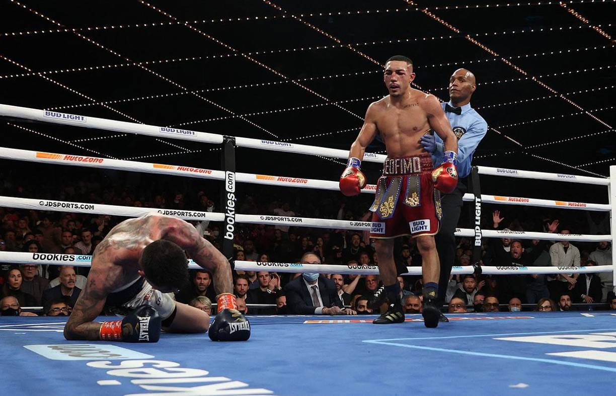 George Kambosos en la lona tras el derechazo de Teófimo López.