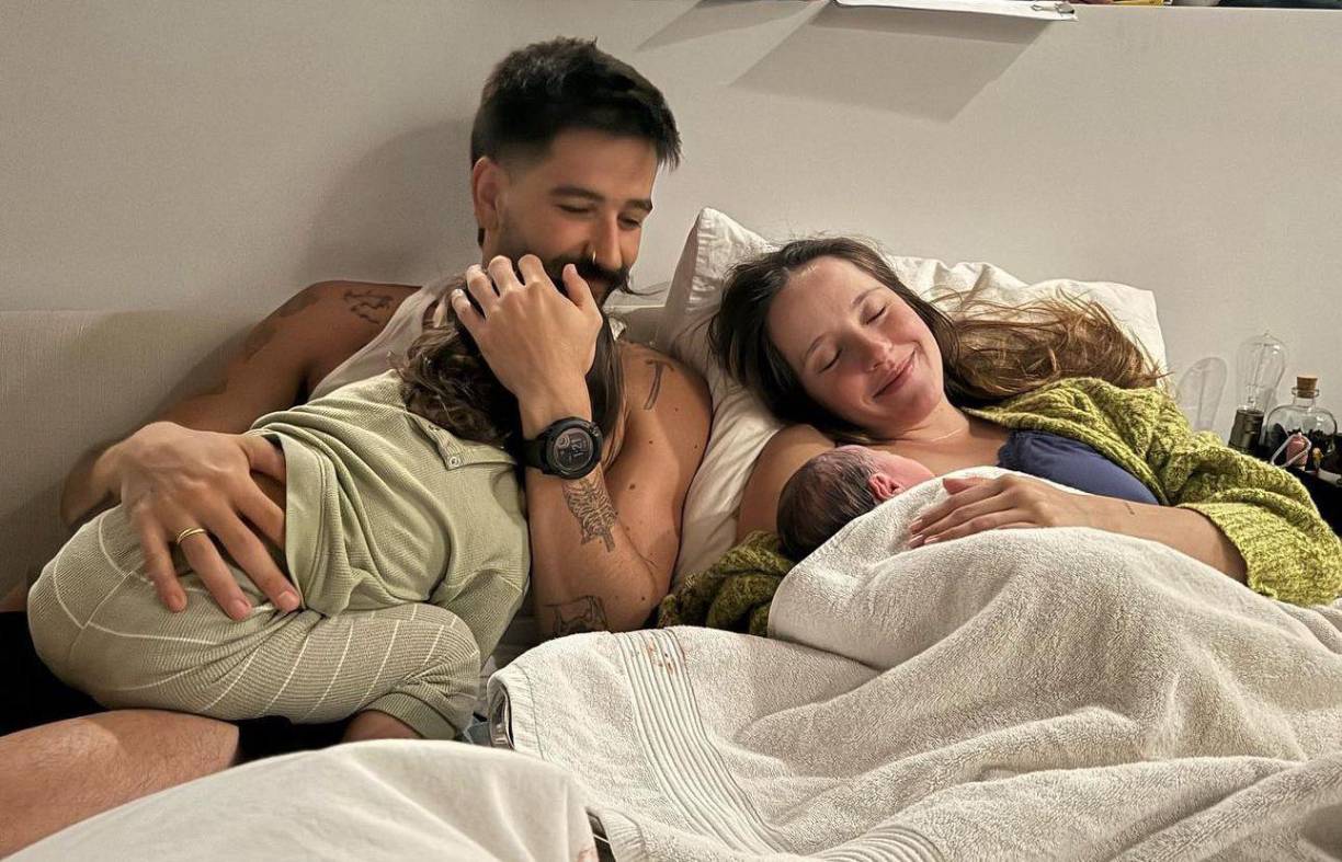 Fue a través de sus redes sociales donde los artistas Camilo y Evaluna Montaner compartieron la tierna noticia del nacimiento de su segunda bebé, esto desde la recámara de su habitación.