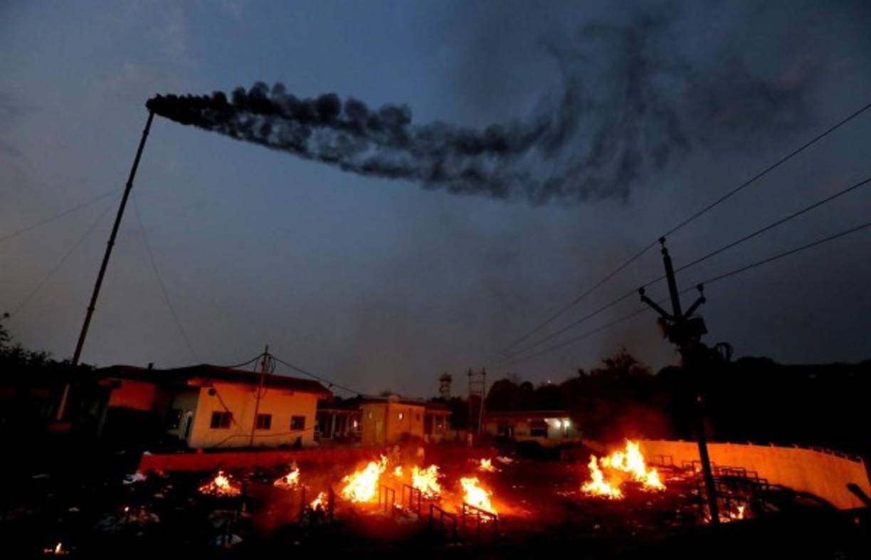 En Lucknow, en el norte, la espera es a veces tan larga que una familia comenzó a incinerar un cuerpo en un parque adyacente a uno de los crematorios, dijo un responsable a la AFP.