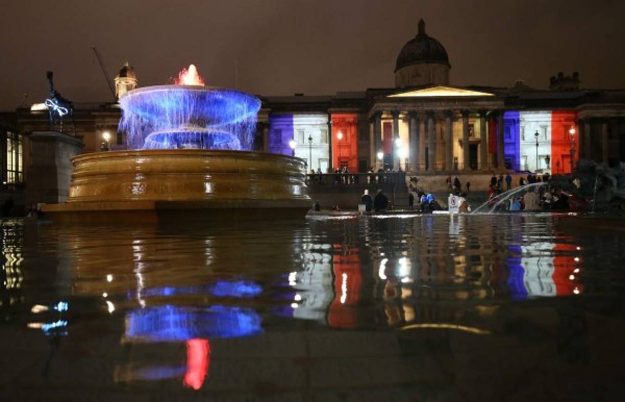 Al igual que en muchas otras ciudades del mundo, los principales edificios de Londres, Reino Unido, fueron ilumniados con el azul, blanco y rojo de la bandera de Francia en apoyo a París.