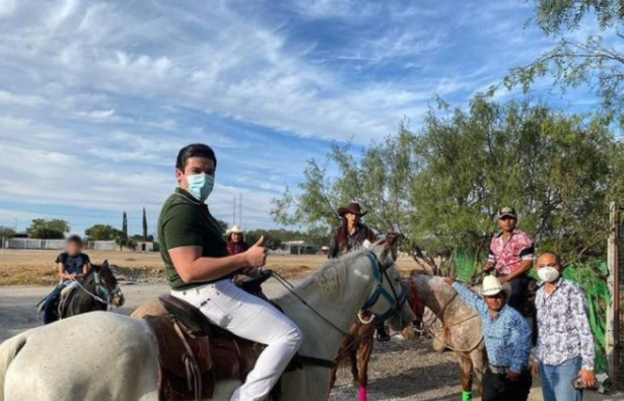 'Iba a la prepa de ocho a dos, y papá le decía a mamá 'no le hagas de comer, acá le voy a tener su comida', yo me iba a la oficina y más tarde al (futbol) americano, pero era bien duro porque me decía: 'si quieres que te pague la semana, te tienes que ir conmigo al golf y terminando los 18 hoyos te pago la semana'', dijo Samuel en entrevista con Farid Dieck.