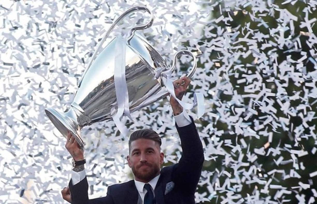 Sergio Ramos con la Duodécima . AFP PHOTO / OSCAR DEL POZO