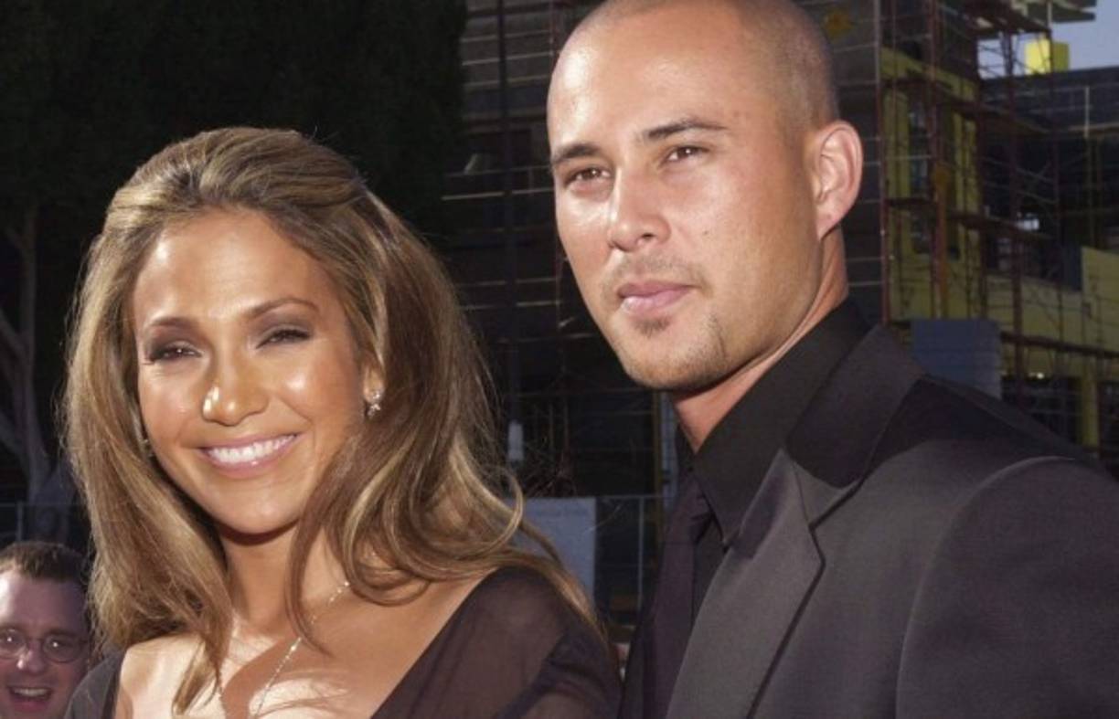 Cris Judd. Era el hombre por el que Jennifer en realidad suplió a su 'Daddy'. A la estrella el duelo le duró un parpadeo y en octubre del 2001 contrajeron matrimonio en una celebración muy íntima (era el segundo enlace de JLo). Ese matrimonio terminó ocho meses después por cuestiones irreconciliables.
