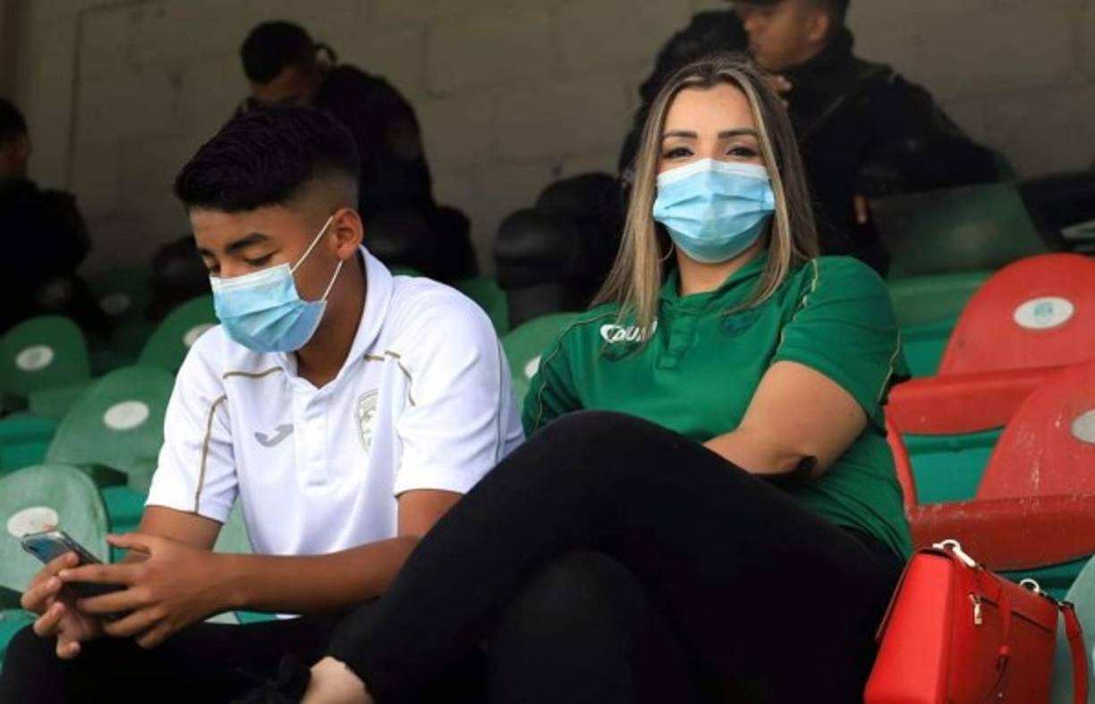 La hermosa Virginia Varela, esposa del futbolista verdolaga Emilio Izaguirre, estuvo en el Yankel apoyando a su pareja y fue acompañada por su hijo mayor.