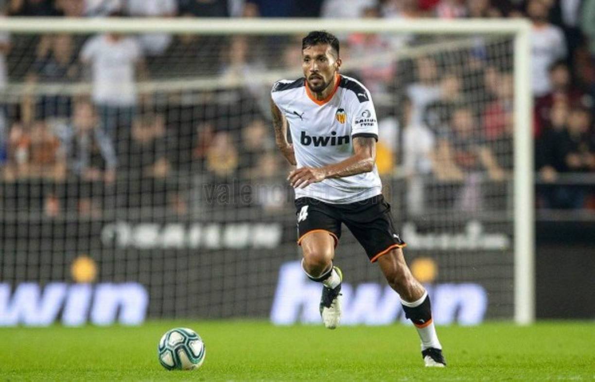 Ezequiel Garay (34 años) - El defensa argentino se encuentra sin club despues de no haber renovado su contrato con Valencia. El central, que lleva sin competir desde que abandonó el club ché, ha sido relacionado con diferentes clubes durante los últimos meses, cuenta con dos ofertas del Betis y Osasuna. También en México ha sonado para el Cruz Azul.