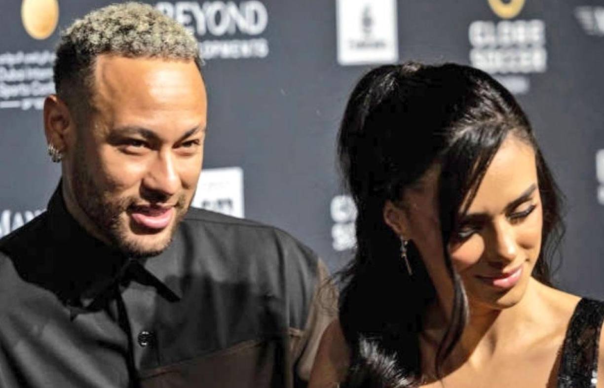 Neymar se mostró feliz en la Gala de los Globe Soccer Awards junto a su pareja Bruna Biancardi, quien confirmó recién que está embarazada nuevamente del futbolista brasileño.