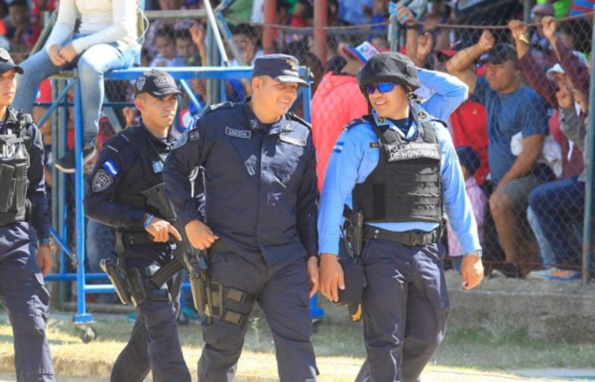Elementos de la Policía Nacional se hicieron presentes al estadio de Danlí.