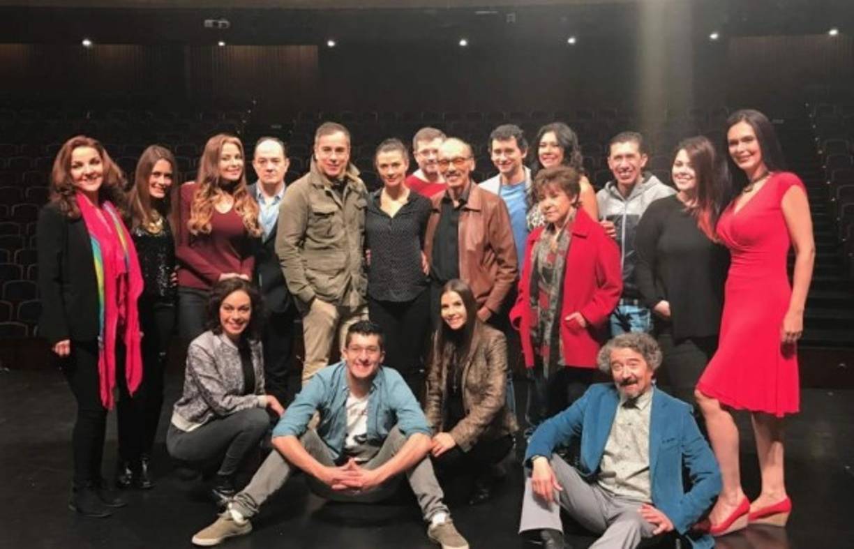 La obra de teatro reune a la mayoría del elenco original de la novela.<br/>