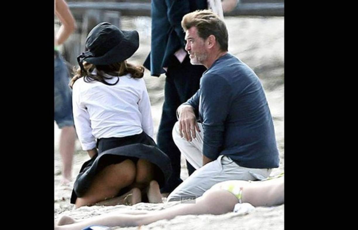 Salma Hayek mostró su trasero mientras rodaba la película 'How To Make Love Like An Englishman'.