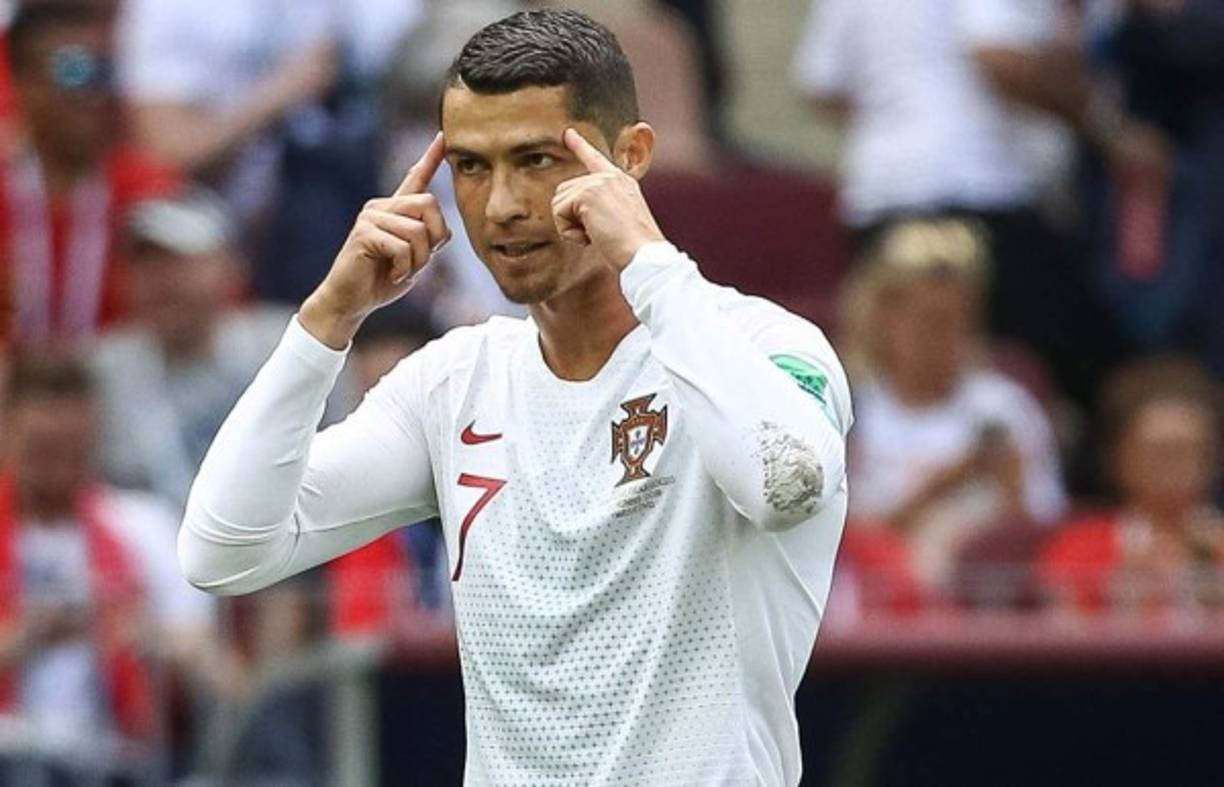 Durante algunos tramos del partido celebrado en el Estadio Luzhniki de Moscú, los aficionados magrebíes cantaron por el eterno rival futbolístico del luso. '¡Messi! ¡Messi!'.