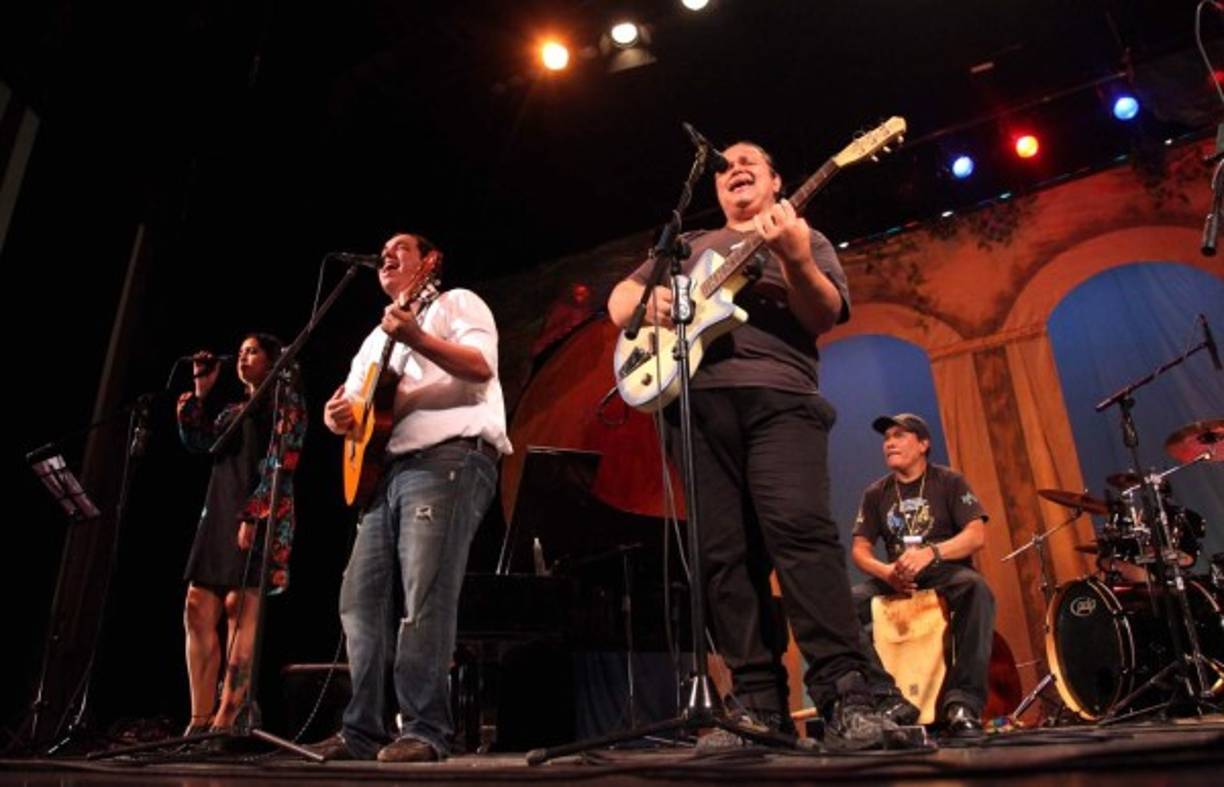 El sampedrano Max Urso cantó en honor a Guillermo Anderson.