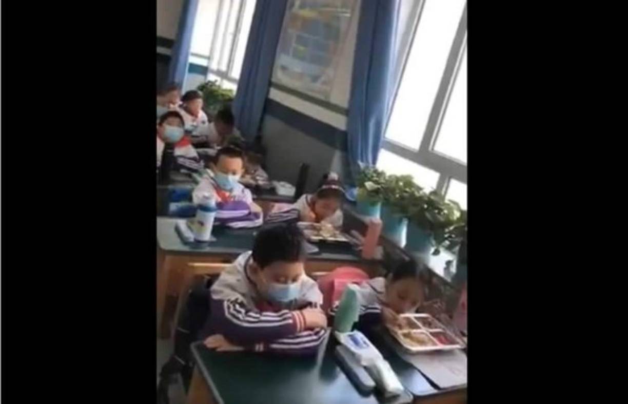 Durante el almuerzo también medidas. ¿Polémica? En la red social china Weibo recientemente se compartió una imagen en la que se observa a varios escolares sentados por parejas que se alimentan por turnos en un aula: mientras unos comen, los de al lado esperan con mascarillas puestas, esto para continuar el distanciamiento social y evitar nuevos contagios de esa enfermedad.