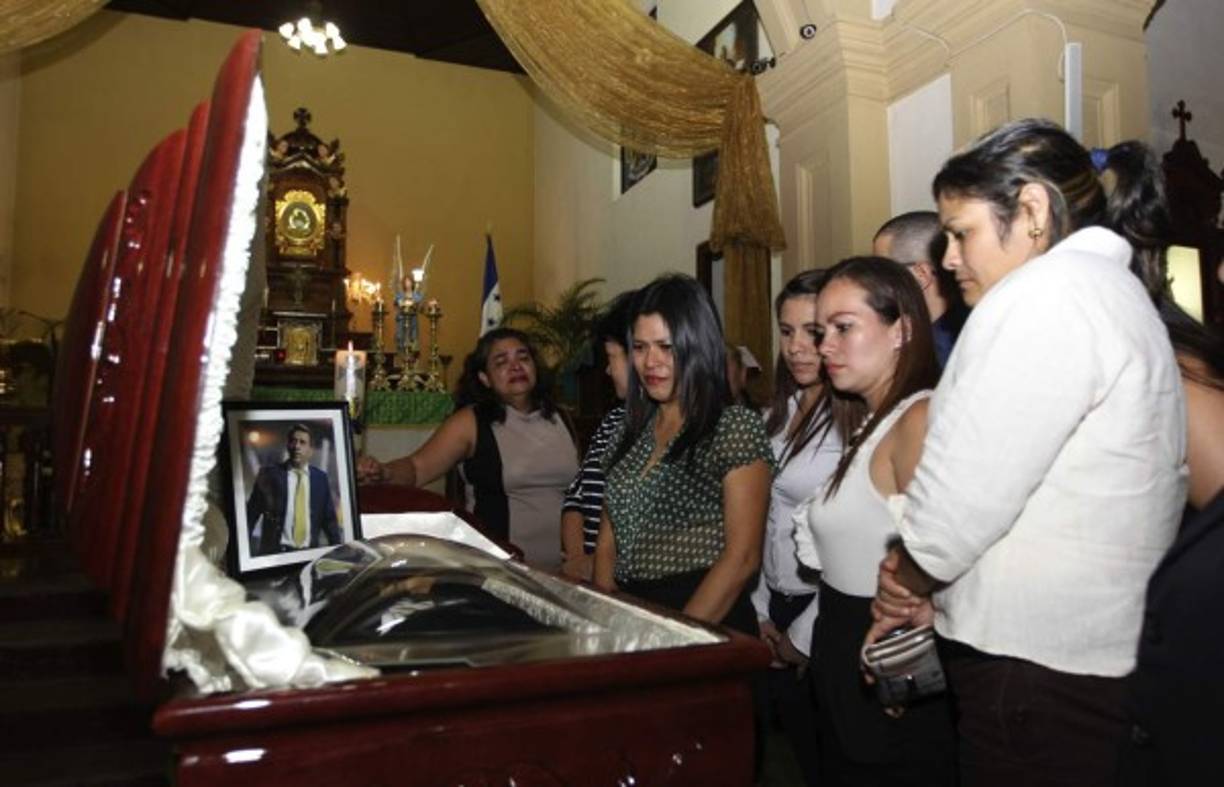 La muerte del abogado Eduardo Montes fue lamentada por familiares y amigos que se hicieron presentes al funeral.