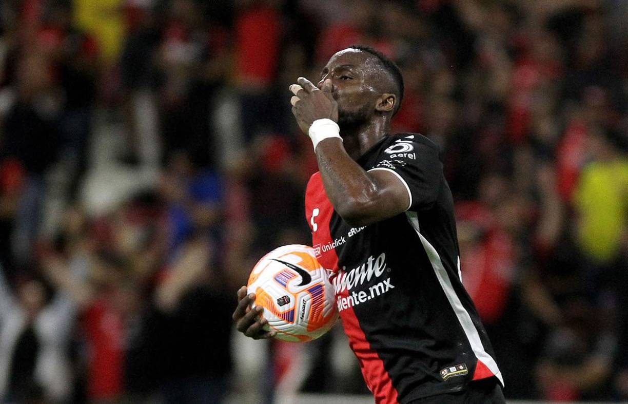 Julián Andrés Quiñones celebrando su primer gol y lanzando un beso a su esposa que estaba en el estadio Jalisco.