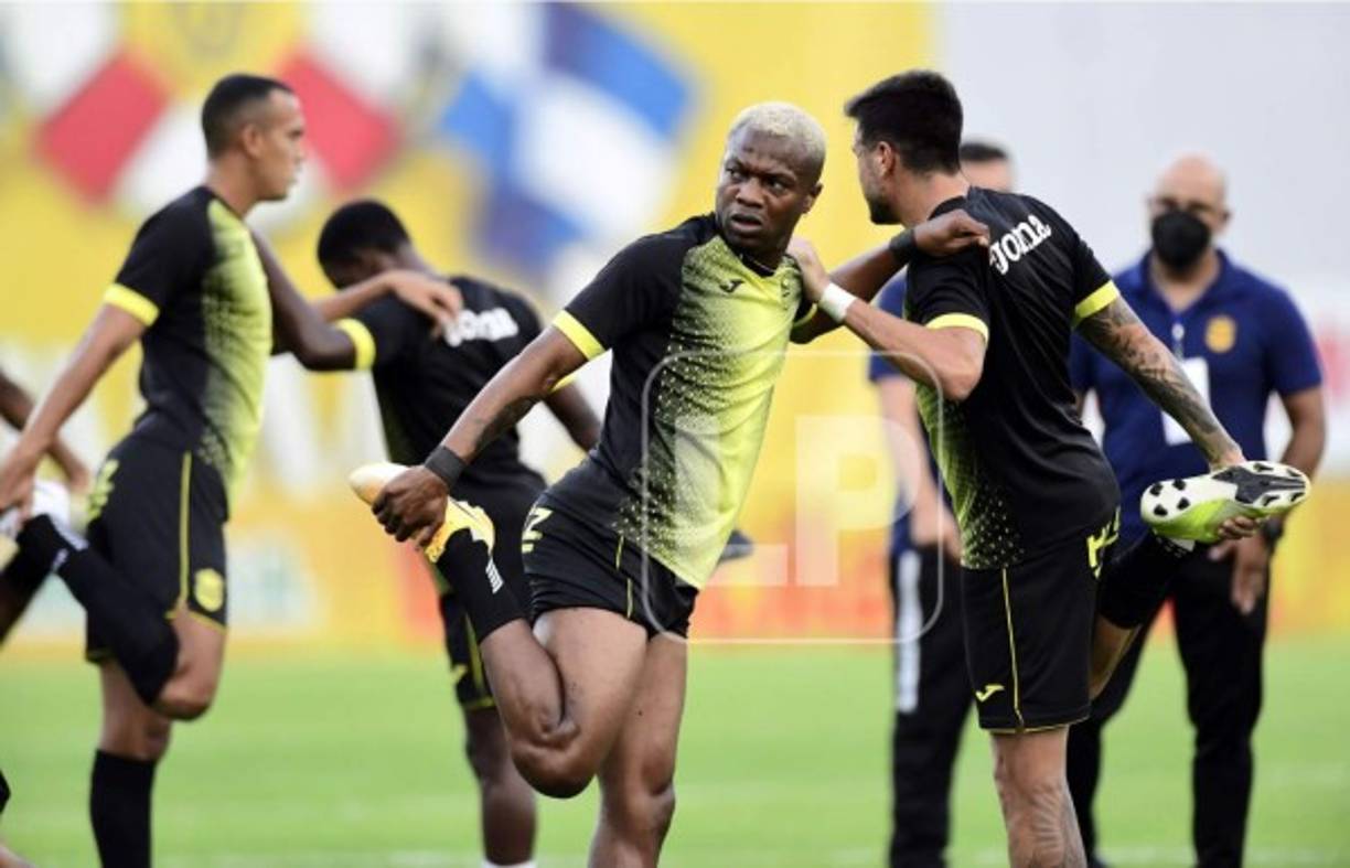 Kevin Álvarez durante el calentamiento del Real España junto a Ramiro Rocca. El lateral derecho llegó a préstamo a la Máquina y debutó de titular contra la UPN.