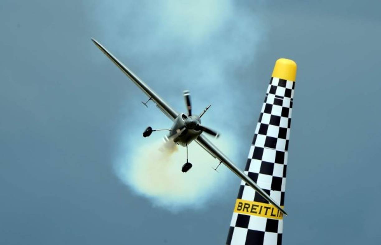 RACE WORLD. Sobrevolando. El austriaco Hannes Arch compite con su Edge 540 V3 avión durante el Red Bull Air Race World Championship en Budapest. Foto: AFP/Attila Kisbenedek