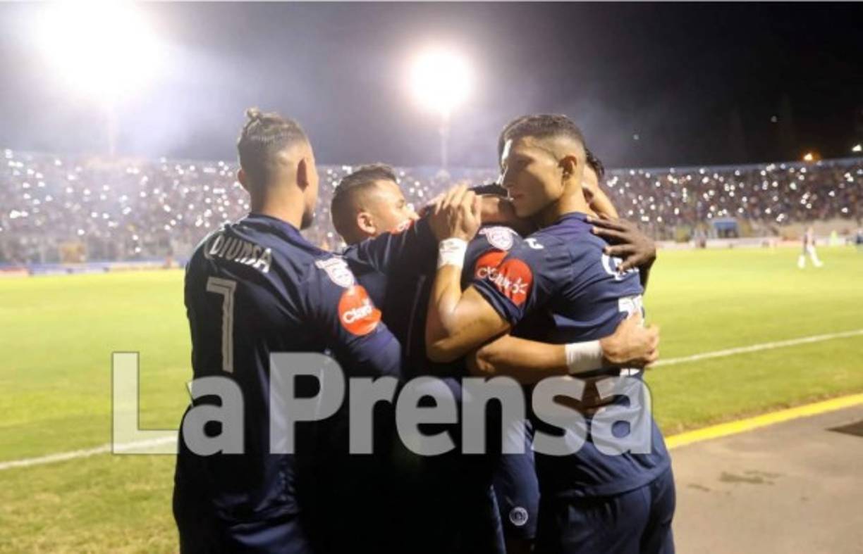 La celebración de los jugadores del Motagua tras el gol de penal de Moreira.