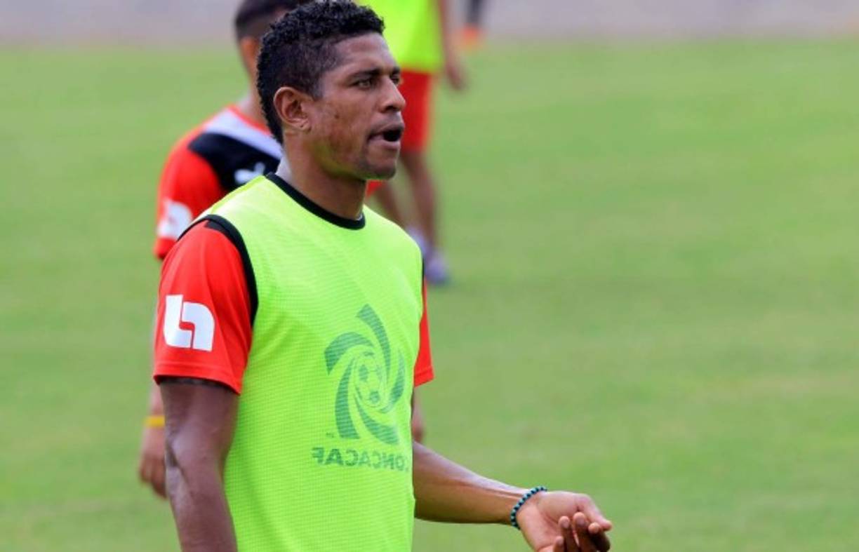 El delantero Carlo Costly podría volver a militar en el fútbol extranjero, el propio jugador aseguró que está analizando junto a su representante la posibilidad de fichar por un club del exterior y dejar al Olimpia.