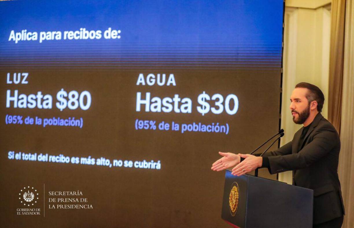 El presidente de El Salvador, Nayib Bukele, anunció este martes que su Gobierno asumirá en este mes de enero el pago del consumo de agua y energía eléctrica del “95 %” de los hogares realizado en diciembre pasado, como parte de una medida para “aliviar” la economía de los ciudadanos.