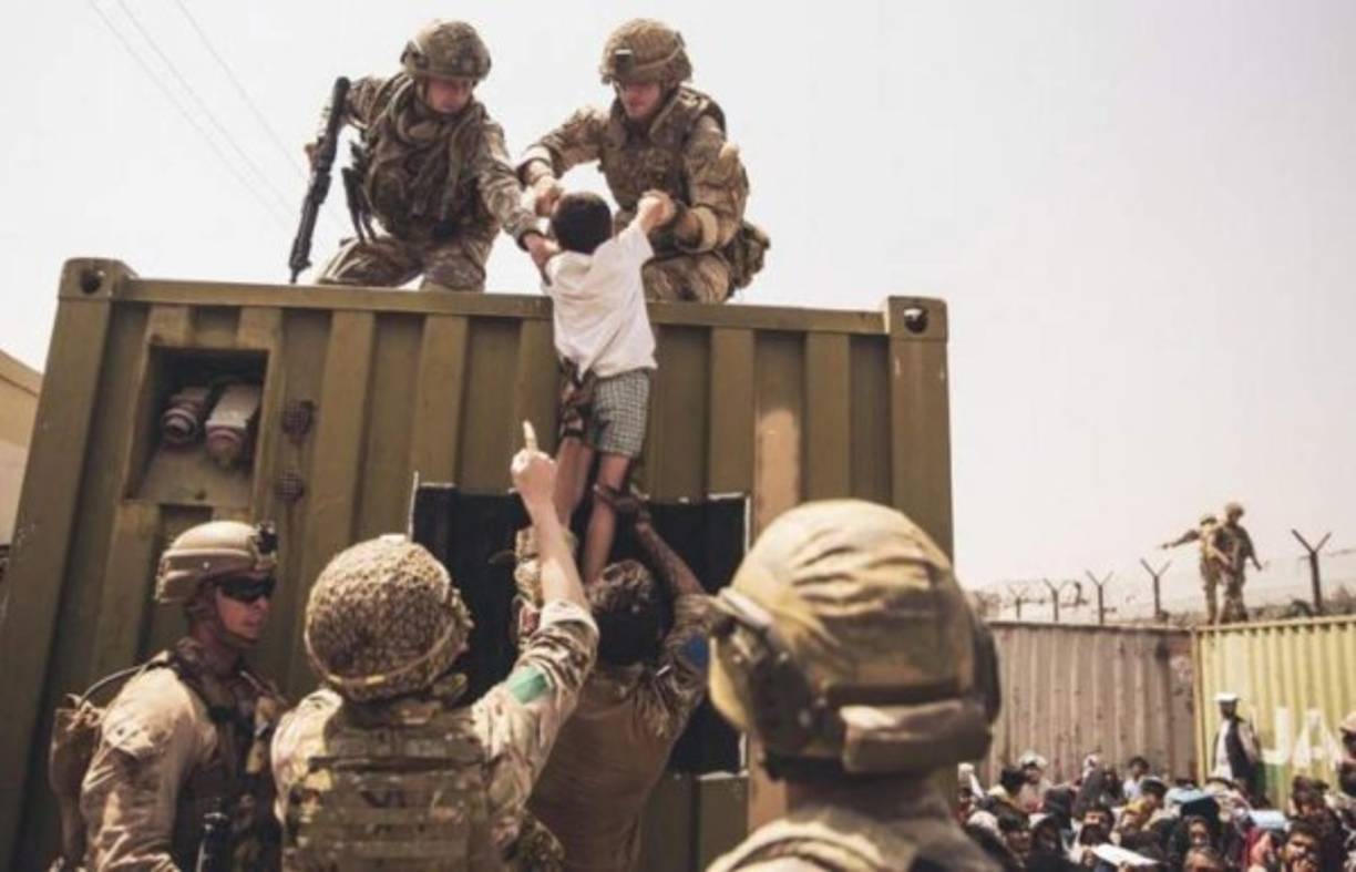 'Un padre le pidió a los marines que cuidaran al bebé porque el bebé estaba enfermo', dijo en conferencia de prensa el viernes. Fotografía referencia correspondiente a otro rescate de los soldados estadounidenses.