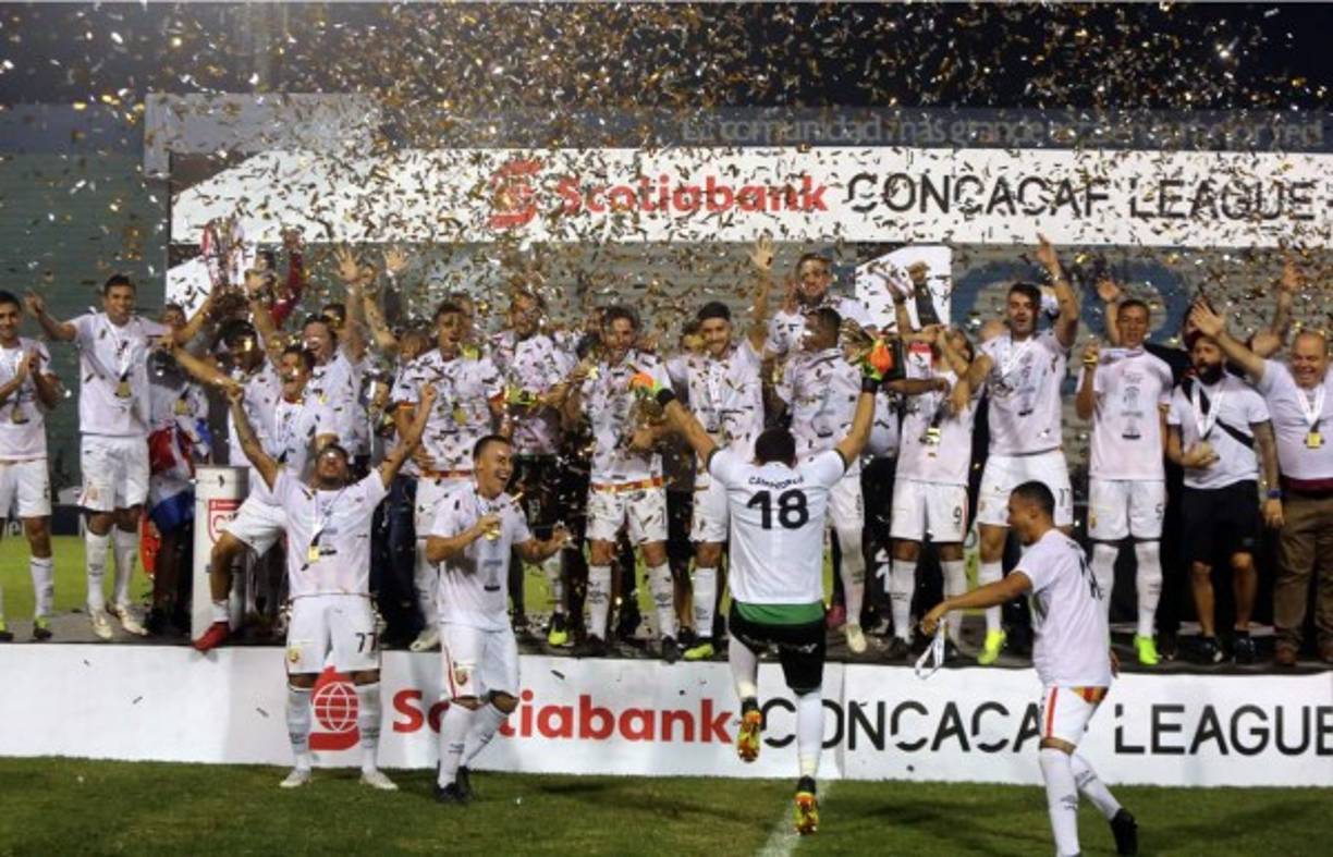 El festejo eufórico de los jugadores del Herediano celebrando con el trofeo de campeones de la Liga Concacaf.
