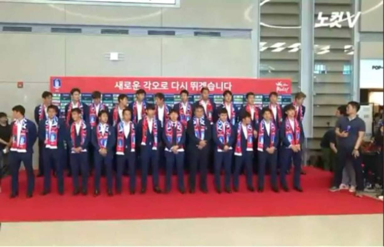 La escuadra asiática regresó a casa tras su participación en la Copa del Mundo y los fanáticos les dieron una cálida bienvenida en el Aeropuerto Internacional de Incheon, aunque algunos seguidores lanzaron huevos a los seleccionados.