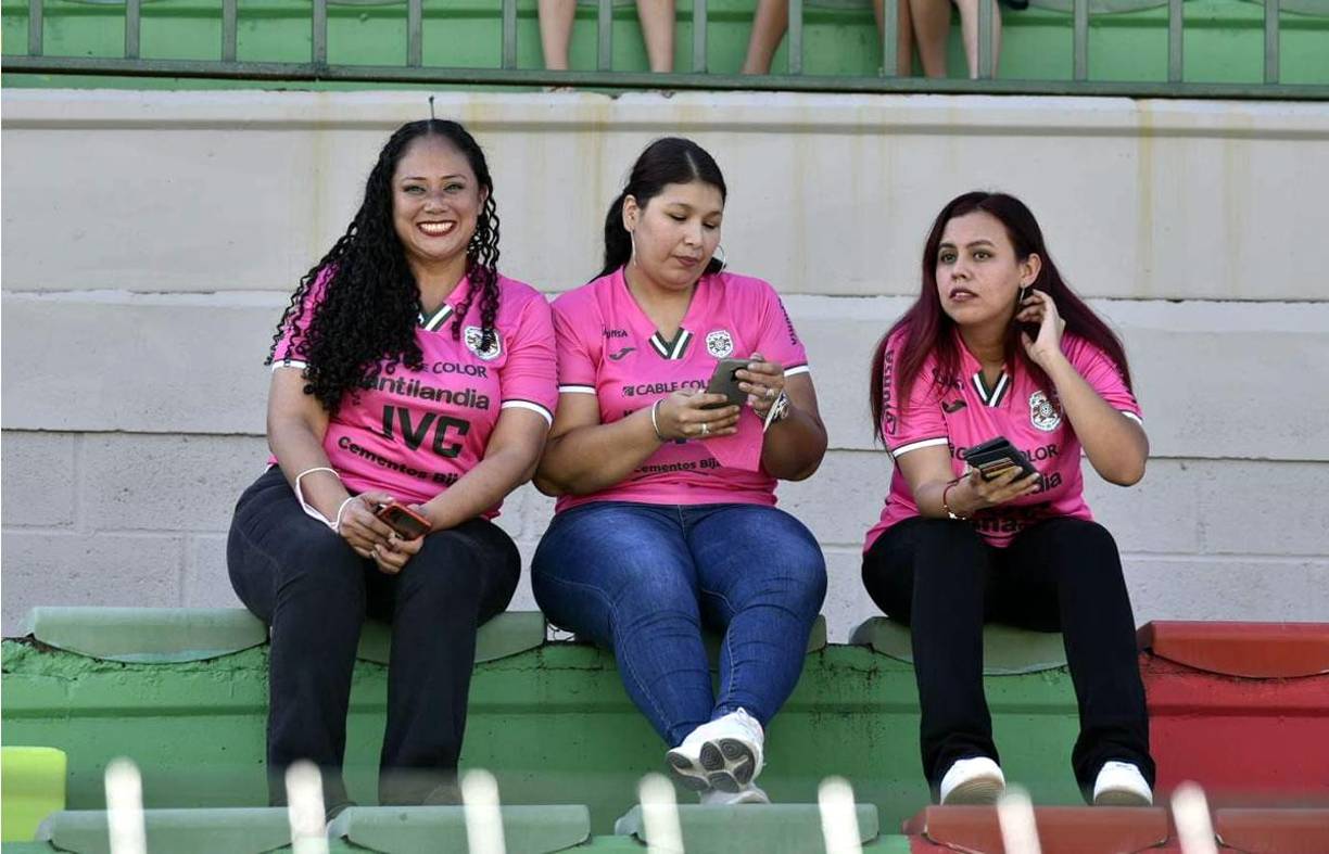 Seguidoras del Marathón con la camiseta del equipo en el estadio Yankel Rosenthal. Ellas celebraron el triunfo sobre el Olancho FC.