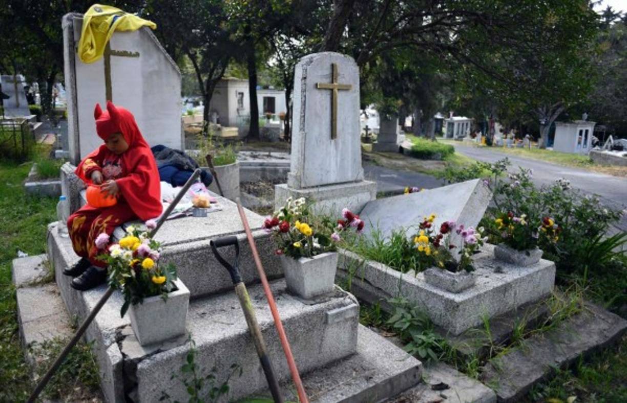 Este pequeño diabilito sentado sobre una tumba causó mucha gracia entre los asistentes al camposanto.