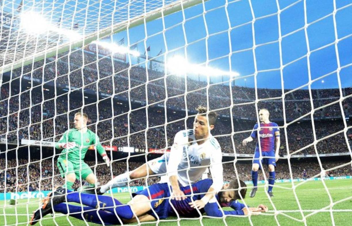 GRAF1264. BARCELONA, 20/10/2018.- El delantero argentino del FC Barcelona, Leo Messi, abandona el terreno de juego tras caer lesionado en una jugada del encuentro correspondiente a la novena jornada de primera división que disputan frente al Sevilla en el estadio del Camp Nou, en Barcelona. EFE/Alejandro García.