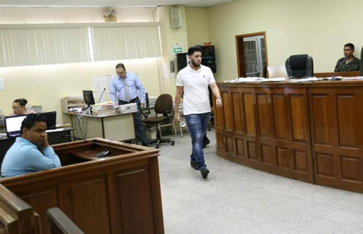 El juicio oral y público del estudiante universitario Kevin Solórzano ausado del asesinato del fiscal Edwin Eguigure se reanudó este miércoles a las 11 am en los tribunales de Tegucigalpa, capital de Honduras.
