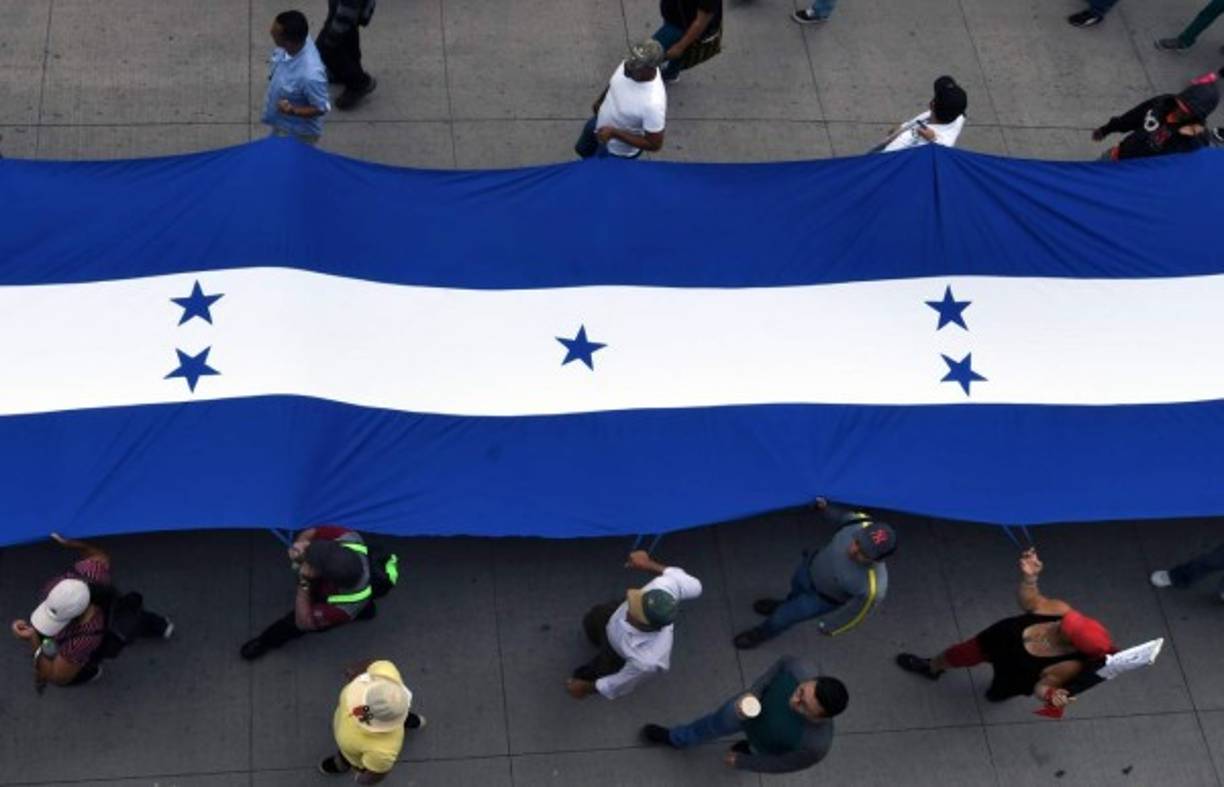 Los docentes utilizaron la bandera de Honduras en su marcha.