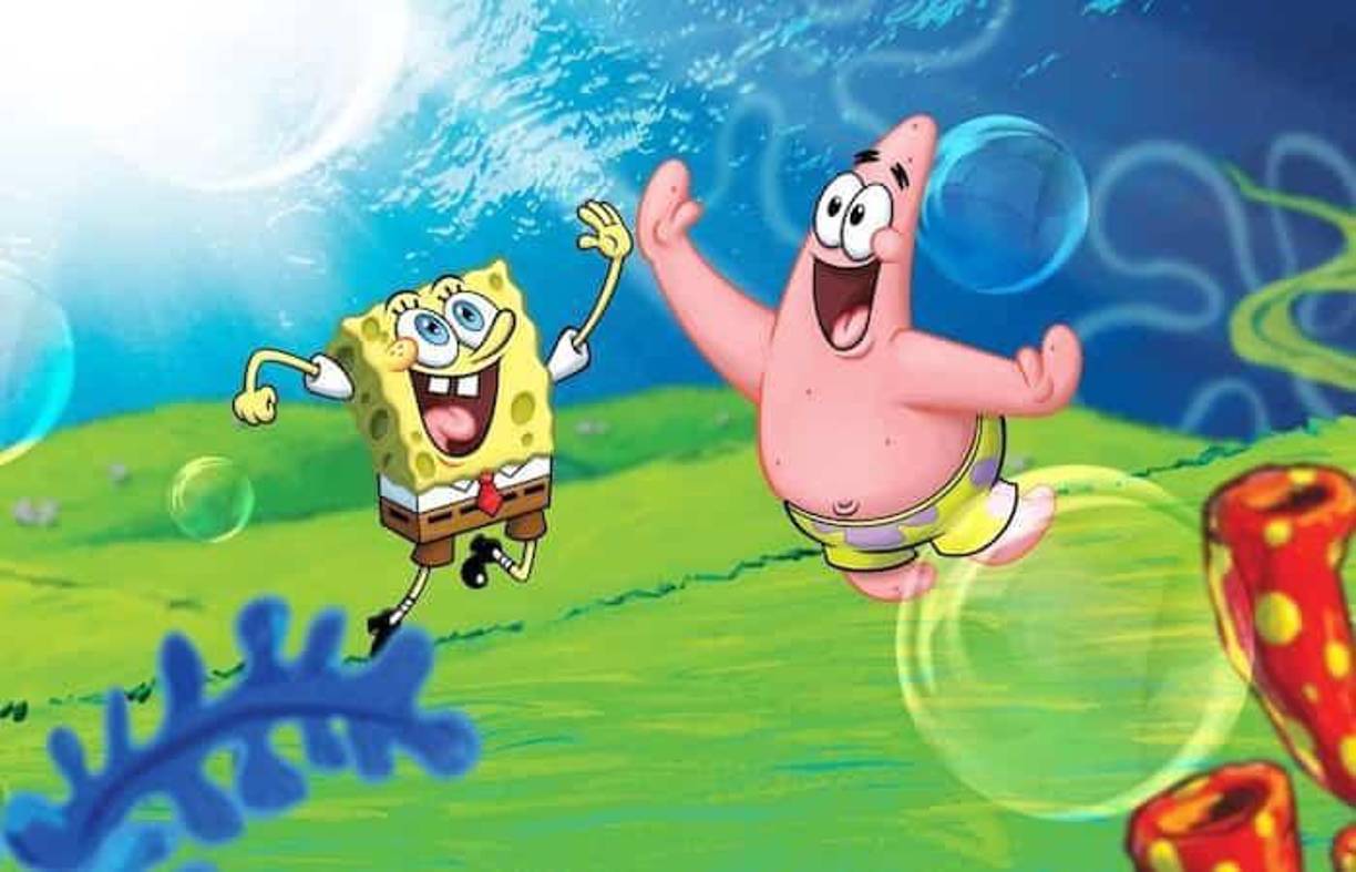 En el interior de una piña, en la ciudad submarina de Fondo de Bikini, vive una esponja de mar cuadrada y de color amarillo, llamada Bob Esponja. Bob tiene la habilidad de meterse en todo tipo de problemas sin quererlo, junto a sus dos mejores amigos: Patricio y Arenita.