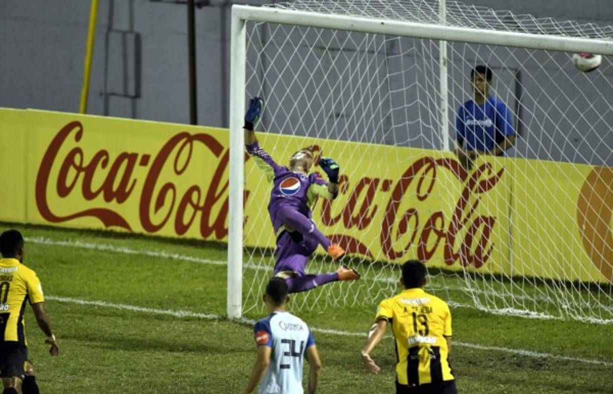 Jonathan Rougier no pudo detener el zurdazo de Johnny Leverón en el 3-1.