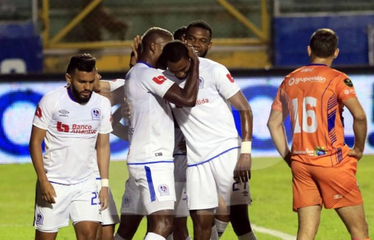La celebración de los jugadores del Olimpia tras el gol de Beckeles.