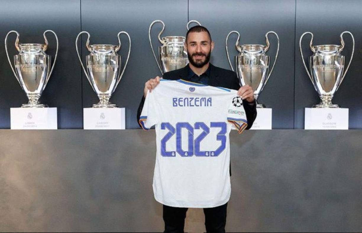El Real Madrid hizo oficial la renovación de Karim Benzema por una temporada más. El delantero francés seguirá vinculado con la entidad merengue hasta junio de 2023. La principal figura desde que se fue Cristiano Ronaldo, seguirá siendo el líder del ataque. Su contrato anterior expiraba en 2022.